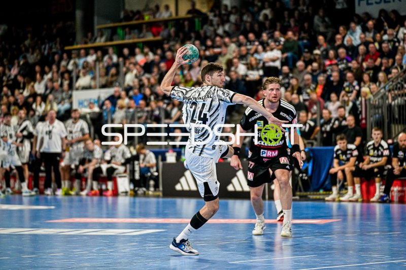 Lukas Zerbe (#24, THW Kiel) beim Siebenmeterwurf gegen HC Erlangen