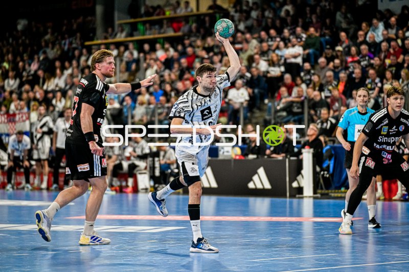 Lukas Zerbe (#24; THW Kiel) im Sprungwurf gegen Maciej Gebala (#77; HC Erlangen)