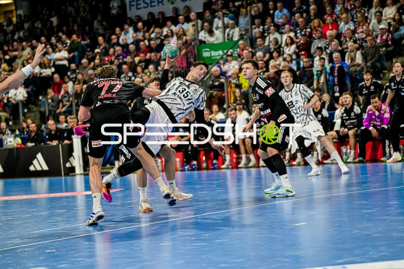 Domen Makuc (#35, THW Kiel) im Sprungwurf gegen HC Erlangen