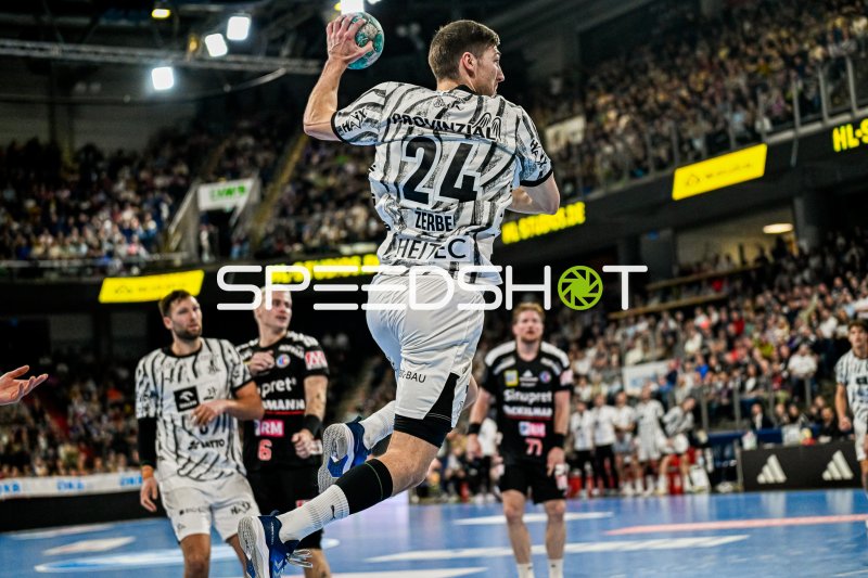 Lukas Zerbe (#24; THW Kiel) im Sprungwurf gegen HC Erlangen