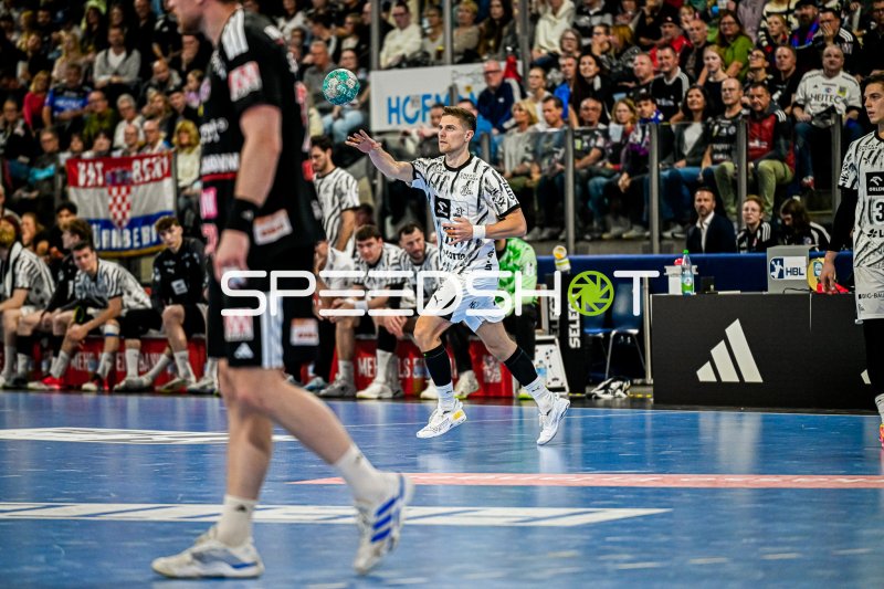 Vincent Büchner (#74; THW Kiel) im Pass gegen HC Erlangen