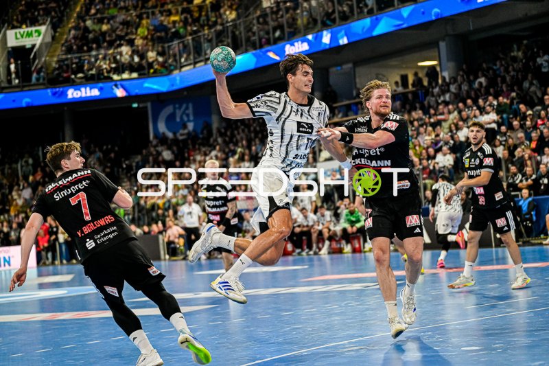 Julian Köster (#7, THW Kiel) im Sprungwurf gegen HC Erlangen