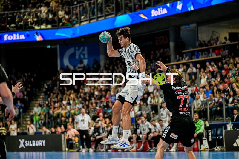 THW Kiel Spieler im Sprungwurf gegen HC Erlangen Abwehr