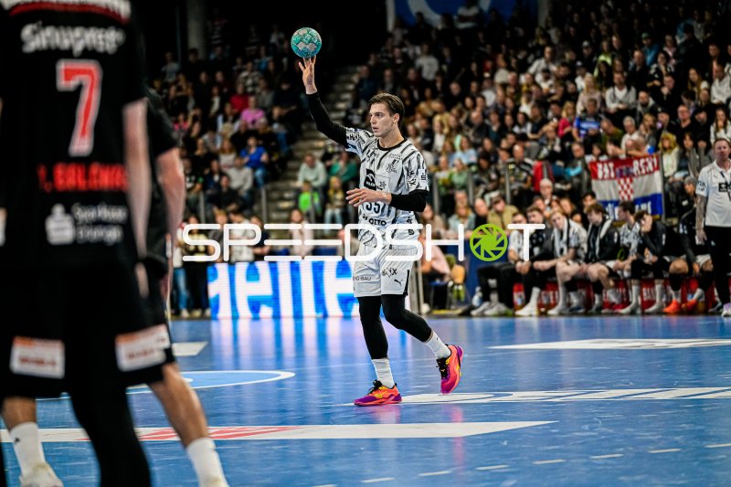 Domen Makuc (#35, THW Kiel) beim Passspiel gegen HC Erlangen