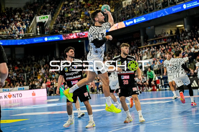 Harald Reinkind (#6, THW Kiel) im Sprungwurf gegen HC Erlangen