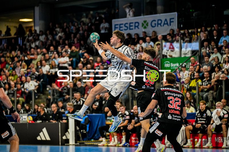 Rasmus Ankermann (#22, THW Kiel) im Sprungwurf gegen HC Erlangen
