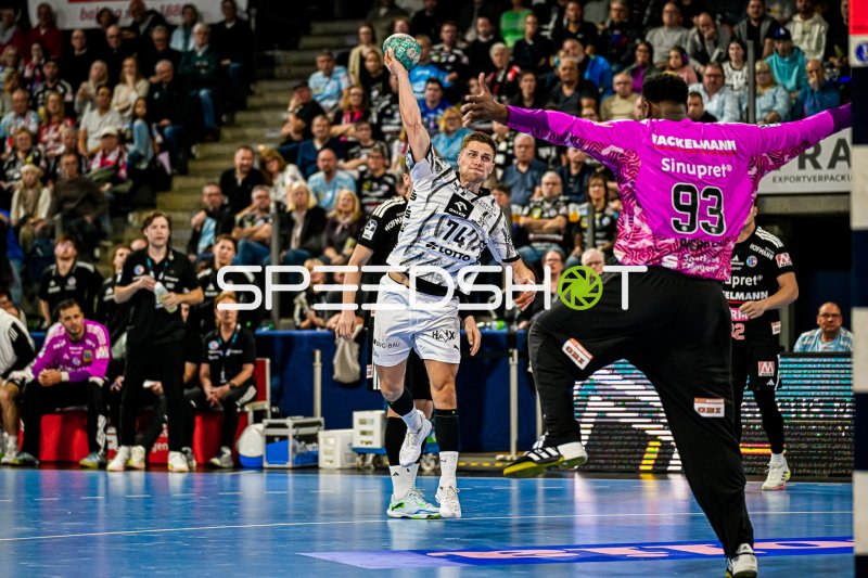 Vincent Büchner (#74; THW Kiel) im Sprungwurf gegen HC Erlangen