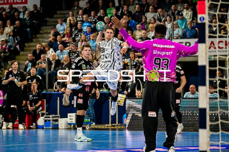 Vincent Büchner (#74, THW Kiel) im Sprungwurf gegen HC Erlangen