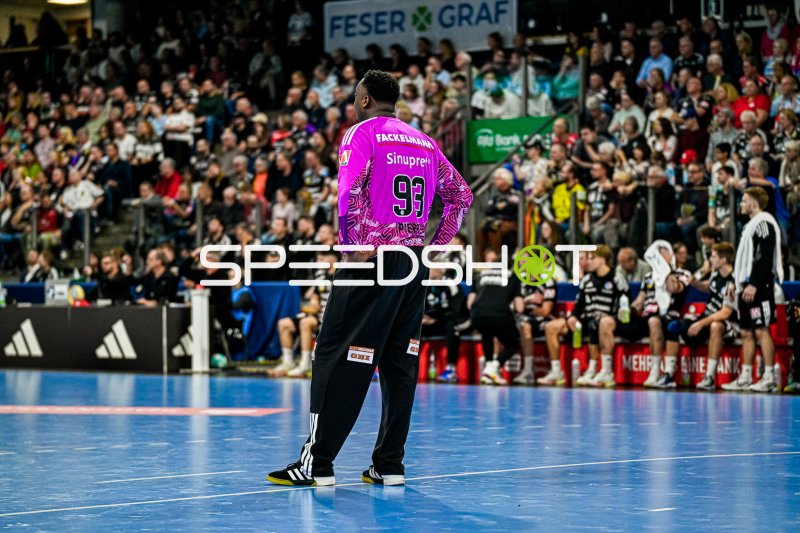 Rubens Pierre (#93, HC Erlangen) wartet auf den nächsten Angriff
