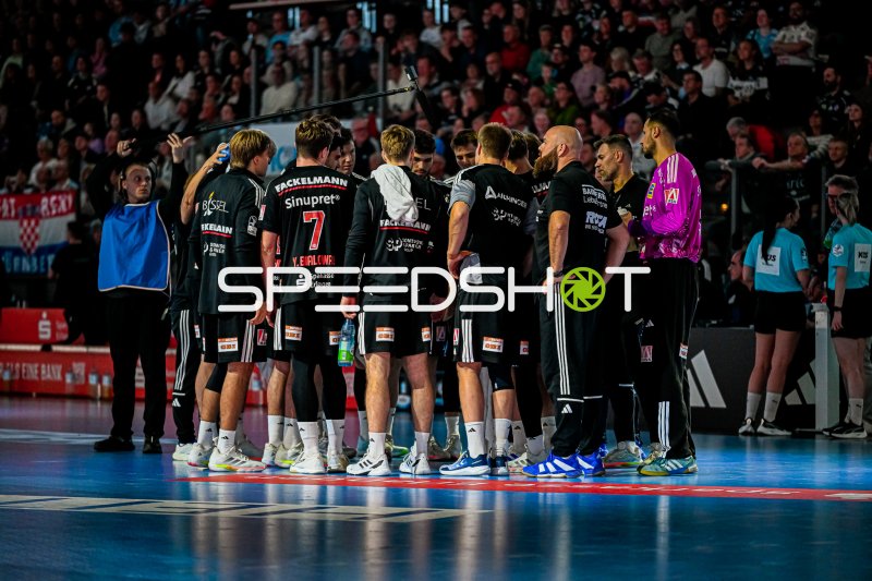 HC Erlangen im Timeout-Huddle in der PSD Bank Arena Nürnberg
