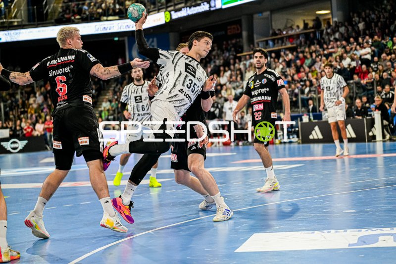 Domen Makuc (#35, THW Kiel) im Sprungwurf gegen HC Erlangen