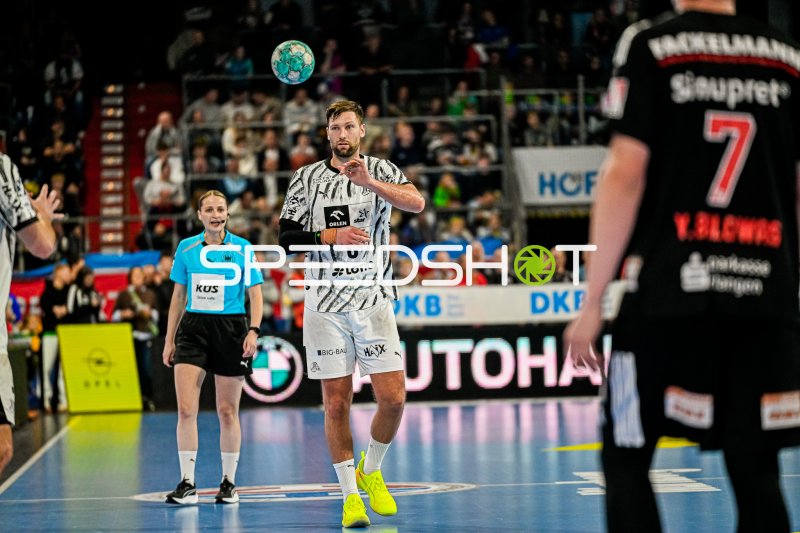 Harald Reinkind (#6; THW Kiel) im Spielaufbau gegen HC Erlangen