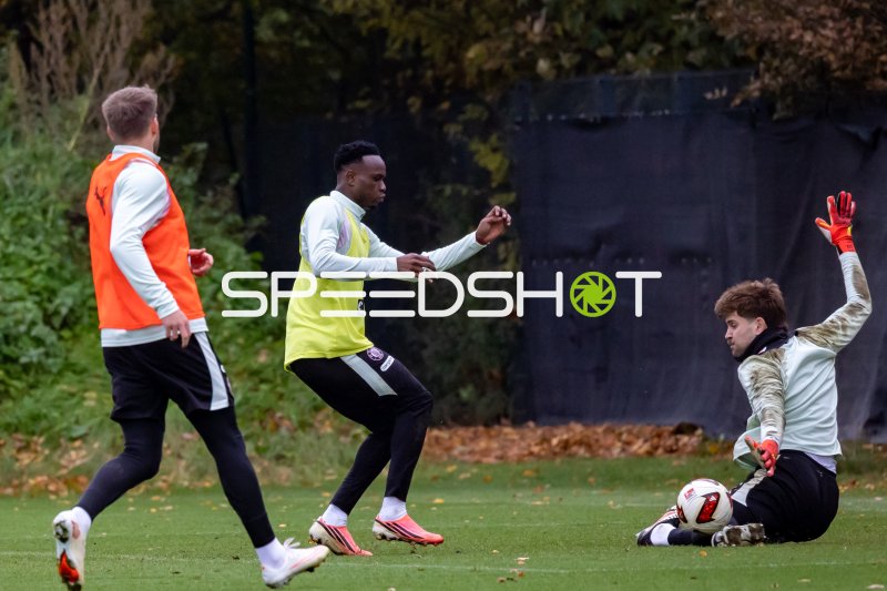Ben Voll rutscht im Training nach dem Ball; #9 Abdoulie Ceesay (FC St. Pauli) läuft ihm entgegen