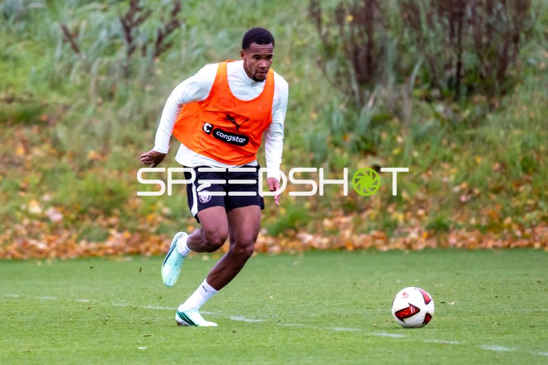 Youssoupha Niang führt den Ball im Training des FC St. Pauli