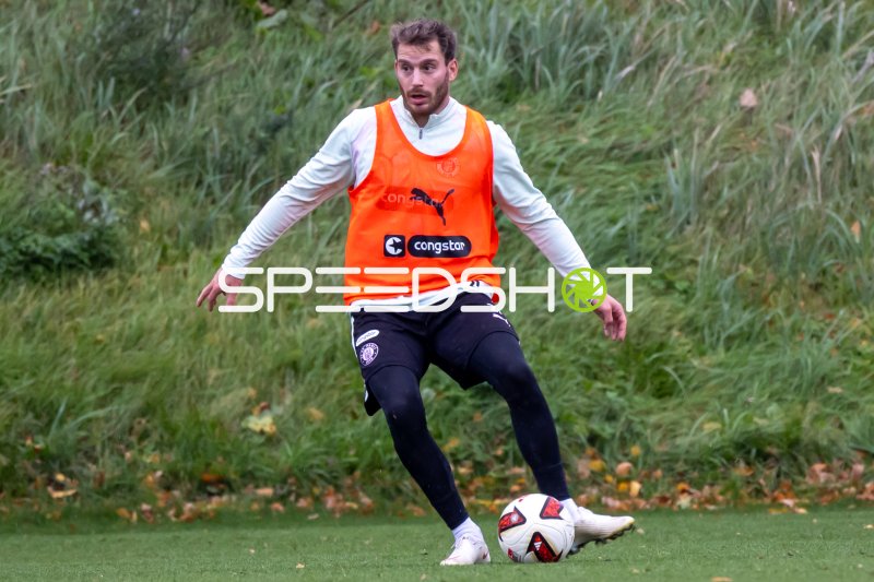 Lars Ritzka führt den Ball beim Training des FC St. Pauli