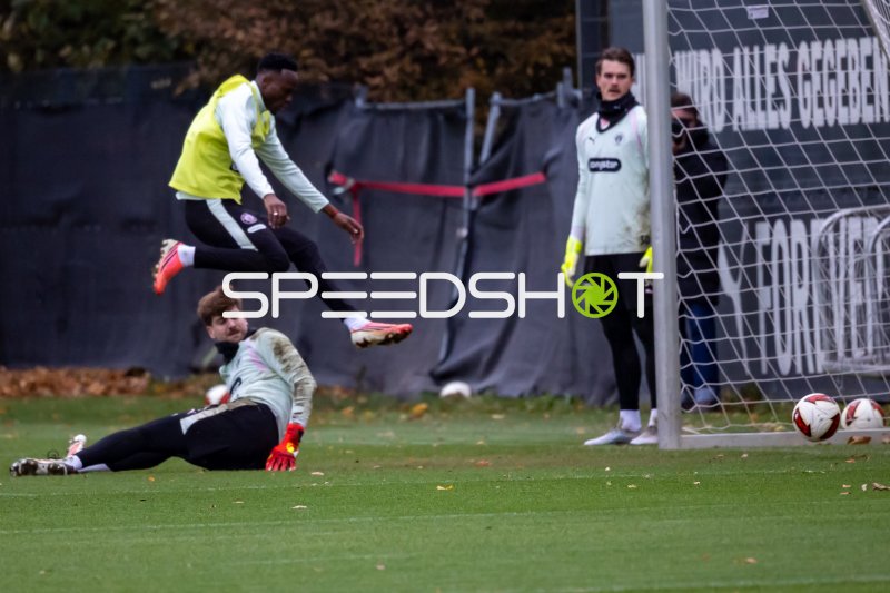 Ben Voll hechtet im Training, Simon Spari steht am Tor