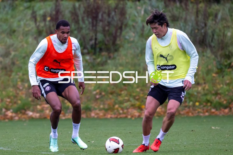 Youssoupha Niang im Training des FC St. Pauli am Ball gegen #15 Tomoya Ando (FC St. Pauli)