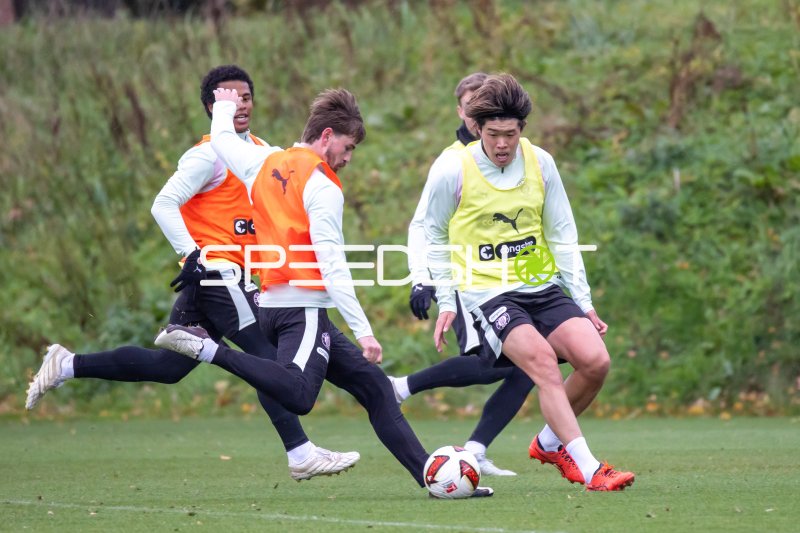 Tomoya Ando und Connor Metcalfe beim Training des FC St. Pauli