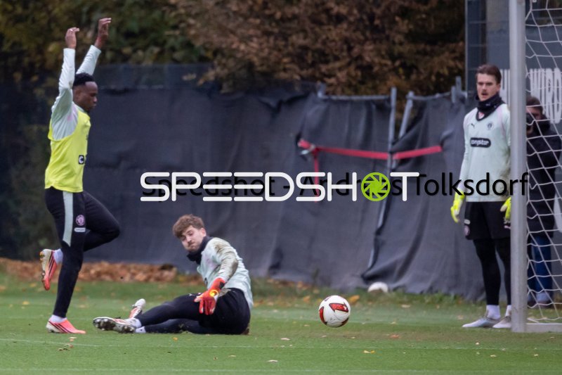 #1 Ben Voll (FC St. Pauli) im Training des FC St. Pauli mit Parade, Simon Spari im Tor