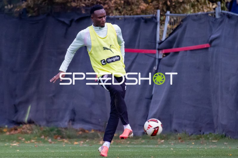 Abdoulie Ceesay (FC St. Pauli) beim Ballkontakt im Training