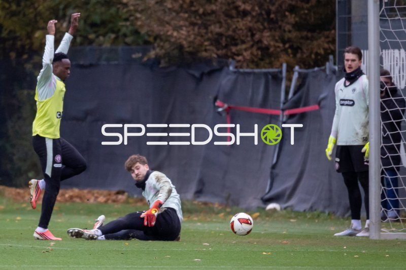 Simon Spari (FC St. Pauli) und #1 Ben Voll (FC St. Pauli) im Torwarttraining am Trainingszentrum