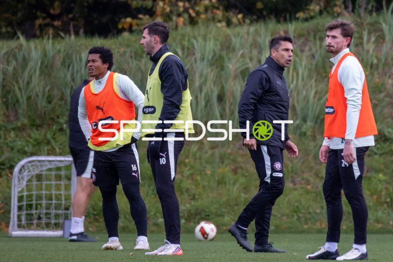 Marcel Rapp, Joel Chima Fujita und Connor Metcalfe beim Training des FC St. Pauli