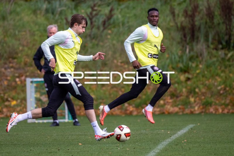 Abdoulie Ceesay (FC St. Pauli) und #17 Scott Banks (FC St. Pauli) im Lauf beim Training