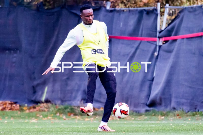 Abdoulie Ceesay (#9; FC St. Pauli) beim Schuss im Training