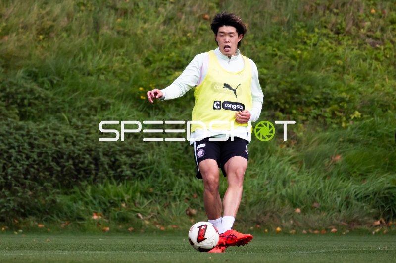 Tomoya Ando (#15; FC St. Pauli) am Ball beim Training
