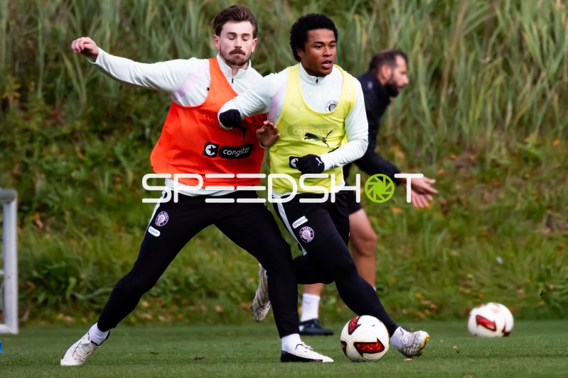 Connor Metcalfe und Joel Chima Fujita im Zweikampf beim Training