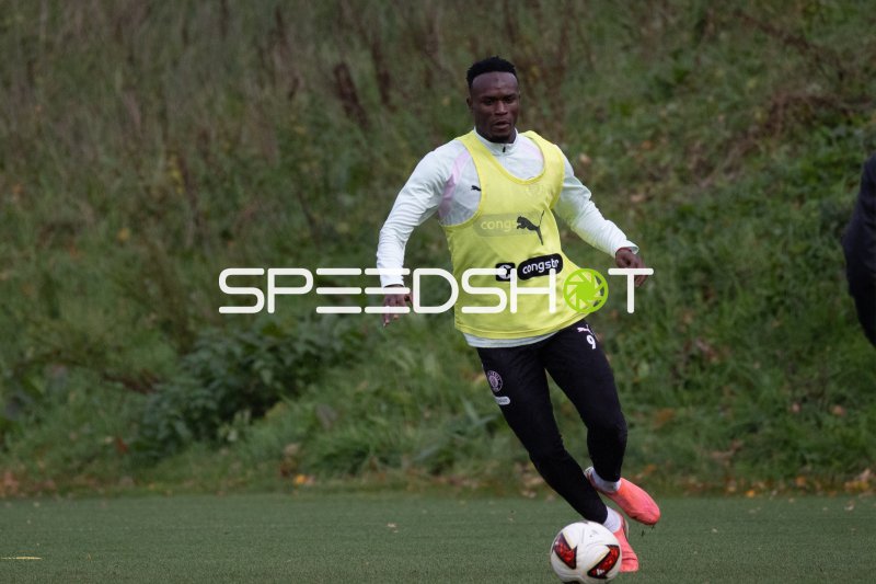 Abdoulie Ceesay (#9; FC St. Pauli) mit Ball im Training