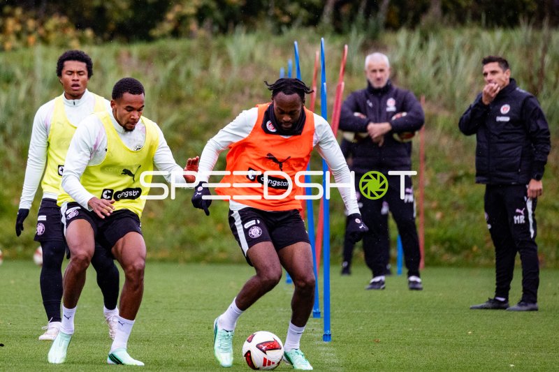 Ricky-Jade Jones (FC St. Pauli) am Ball im Training