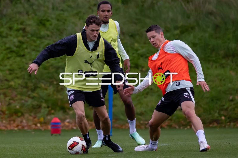 Martijn Kaars, Mathias Rasmussen und Youssoupha Niang beim Training des FC St. Pauli