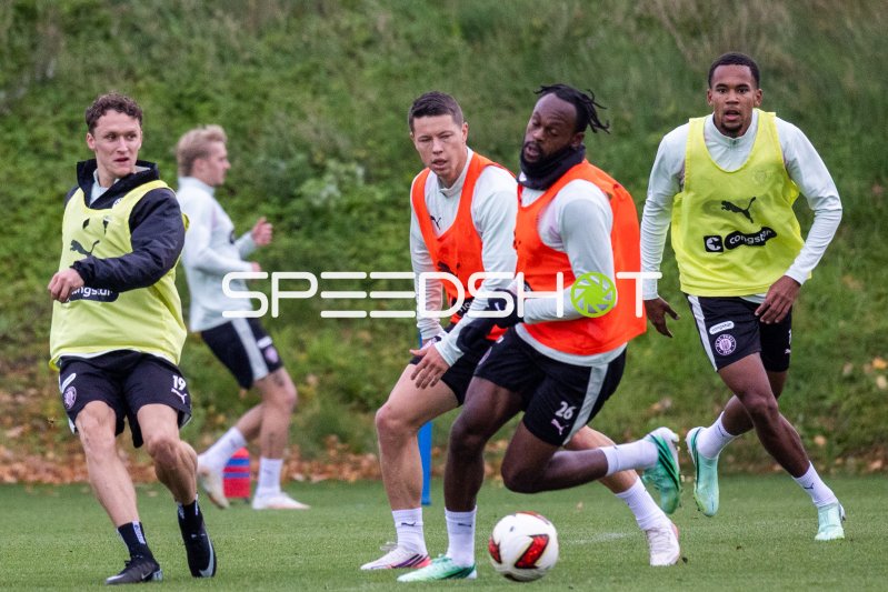 Ricky-Jade Jones im Ballduell beim Training des FC St. Pauli