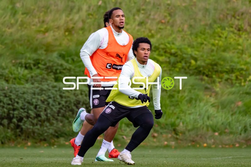 Youssoupha Niang und Joel Chima Fujita im Training des FC St. Pauli