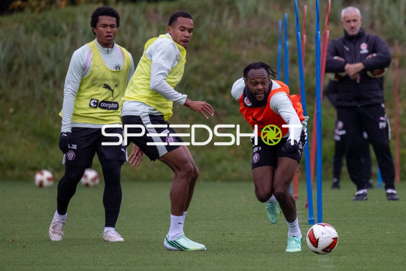 Joel Chima Fujita, Ricky-Jade Jones und Youssoupha Niang im Training des FC St. Pauli