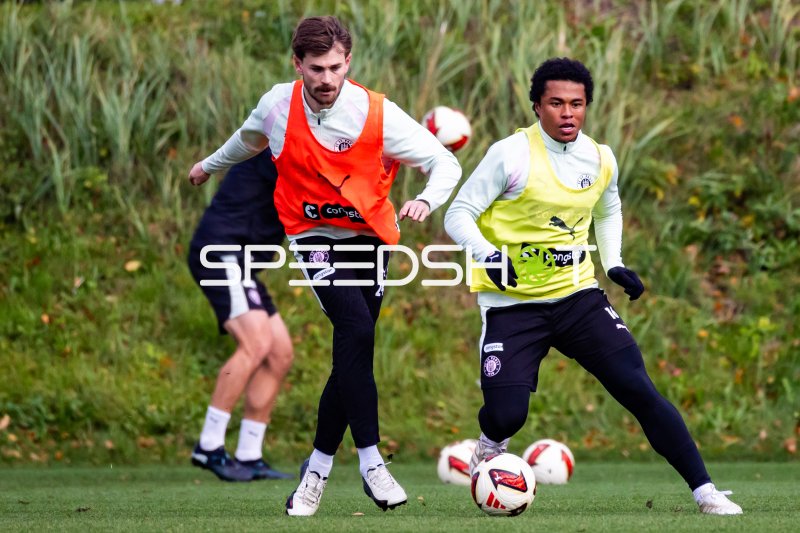 Joel Chima Fujita (FC St. Pauli) führt den Ball gegen Connor Metcalfe