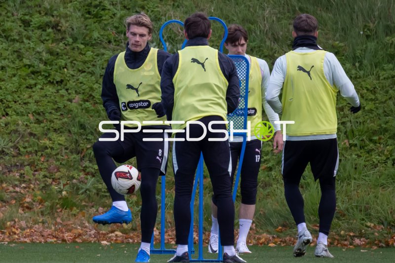 Eric Smith mit Ball bei der Trainingseinheit in Hamburg