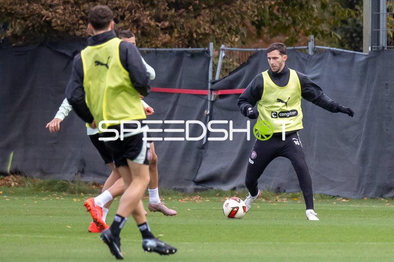 Branimir Hrgota (#10; FC St. Pauli) führt den Ball im Training