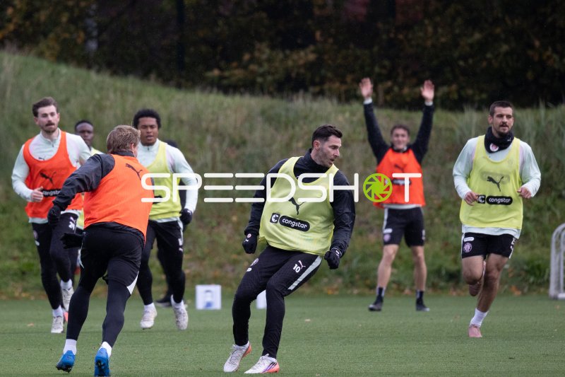 Branimir Hrgota (#10; FC St. Pauli) beim Lauftraining im Trainingszentrum Hamburg