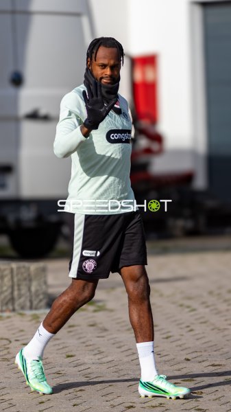 Ricky-Jade Jones (FC St. Pauli) im Trainingsbetrieb