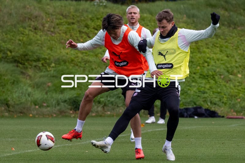 Louis Oppie im Hintergrund bei der Trainingseinheit des FC St. Pauli