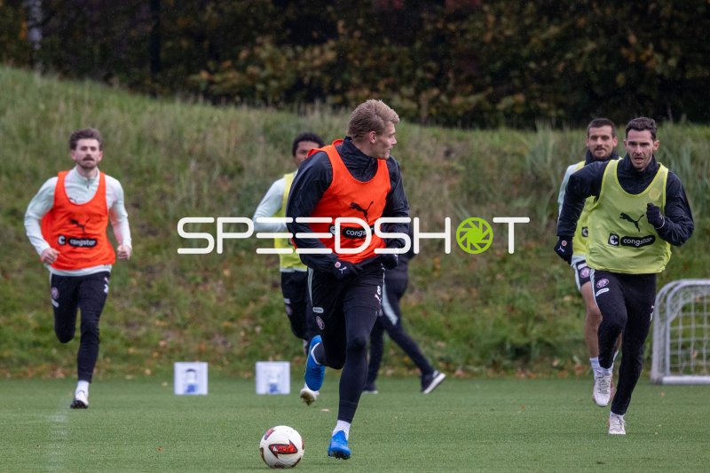 Branimir Hrgota (#10; FC St. Pauli) beim Lauftraining mit Eric Smith
