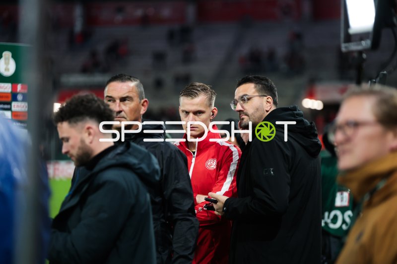 Jakob Golz (#1; Rot-Weiss Essen) am Spielfeldrand
