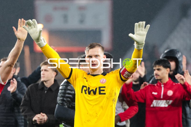 Jakob Golz (#1; Rot-Weiss Essen) jubelt mit erhobenen Armen vor den Fans