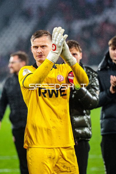 Jakob Golz (#1; Rot-Weiss Essen) applaudiert nach dem Spiel