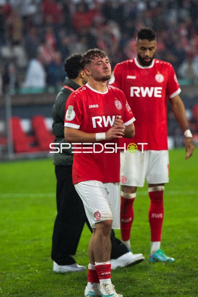 Fadih Vasic (Rot-Weiss Essen) nach dem Abpfiff bei Regen