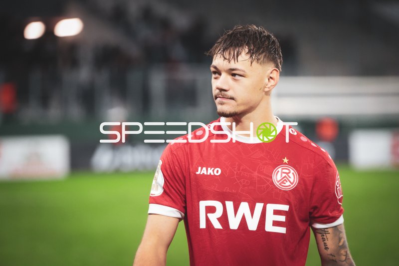 Jannik Hofmann (Rot-Weiss Essen) auf dem Spielfeld in Essen