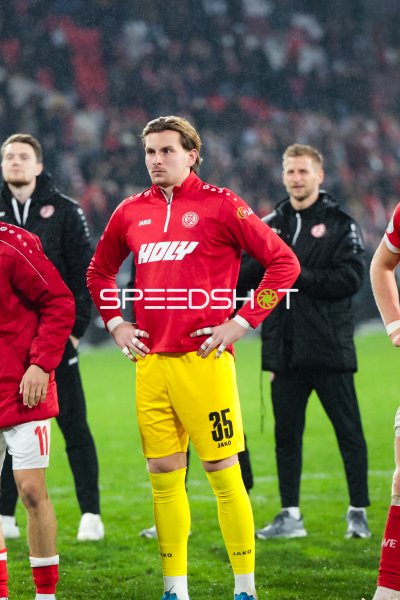 Felix Wienand (#35; Rot-Weiss Essen) mit Händen in den Hüften auf dem Rasen