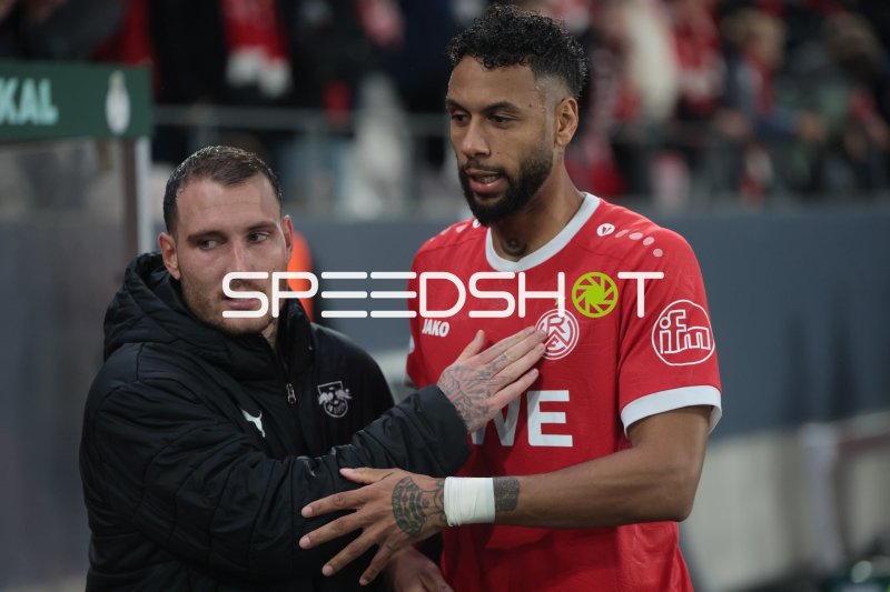 Ruben Reisig (#16; Rot-Weiss Essen) im Austausch mit David Raum am Spielfeldrand